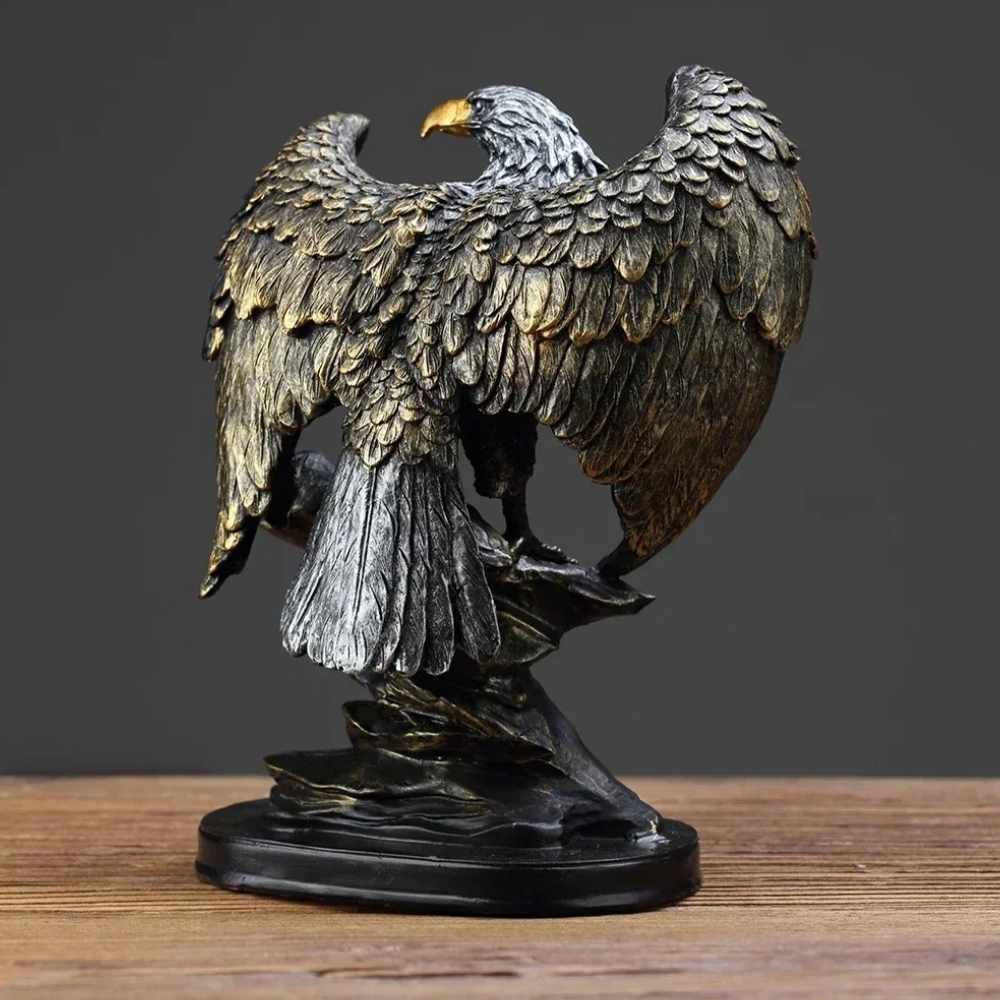 Nordischer Adler Statue